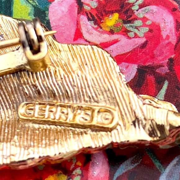 Vintage SIGNED GERRY’s Gold Toned Double Feather Broach - Picture 3 of 6
